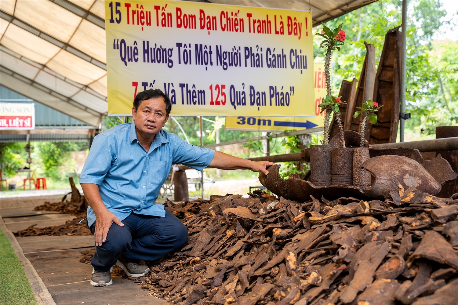 Nhiều chuyên gia đến Nhà Bom để nghiên cứu các loại bom đạn.