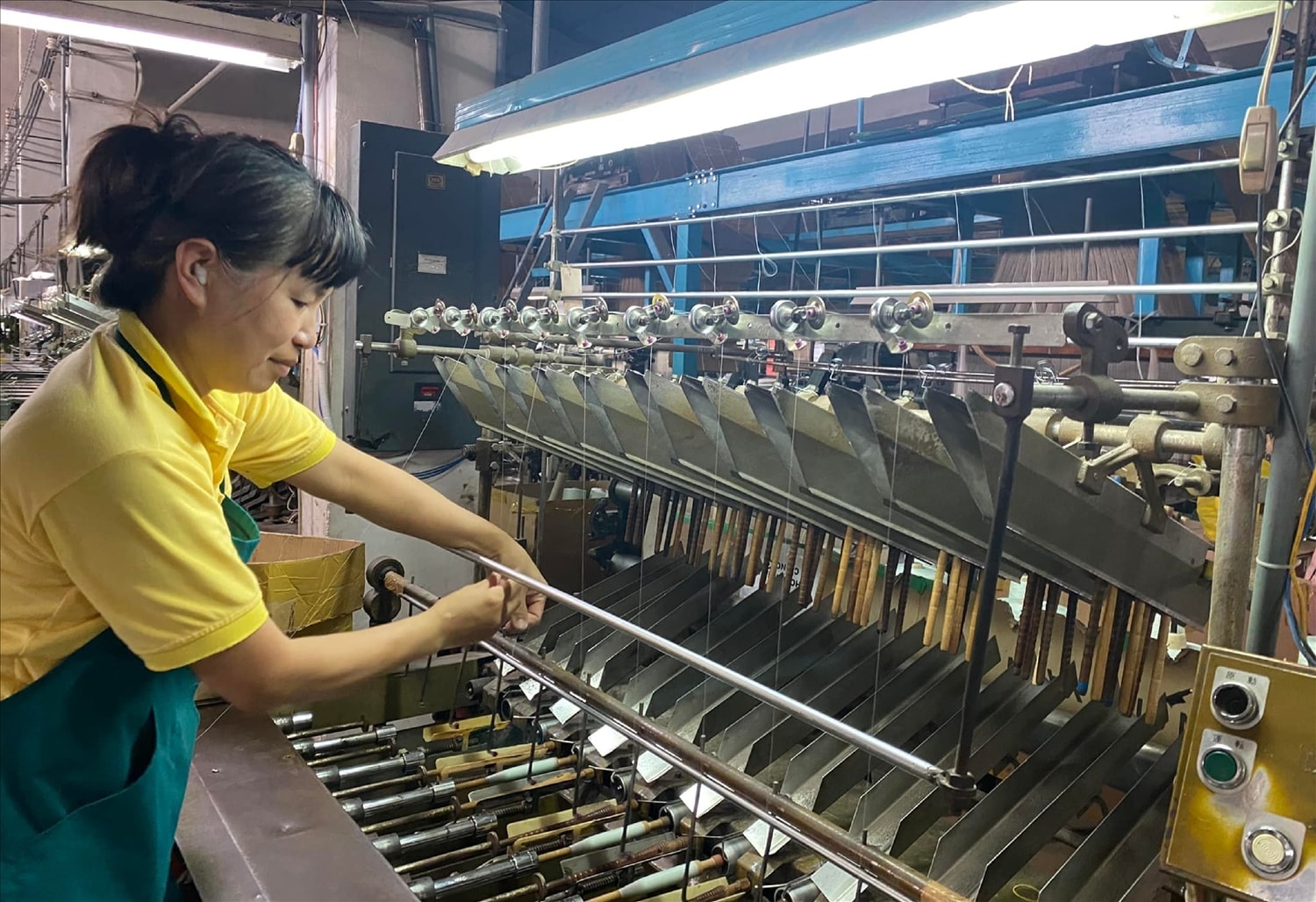 Mỗi dây chuyền dệt lụa vẫn đòi hỏi những kỹ thuật và kinh nghiệm từ thời mắc go, kéo sợi, dệt trơn, dệt hoa tích lũy cả trong việc xử trí các chuyền dệt.