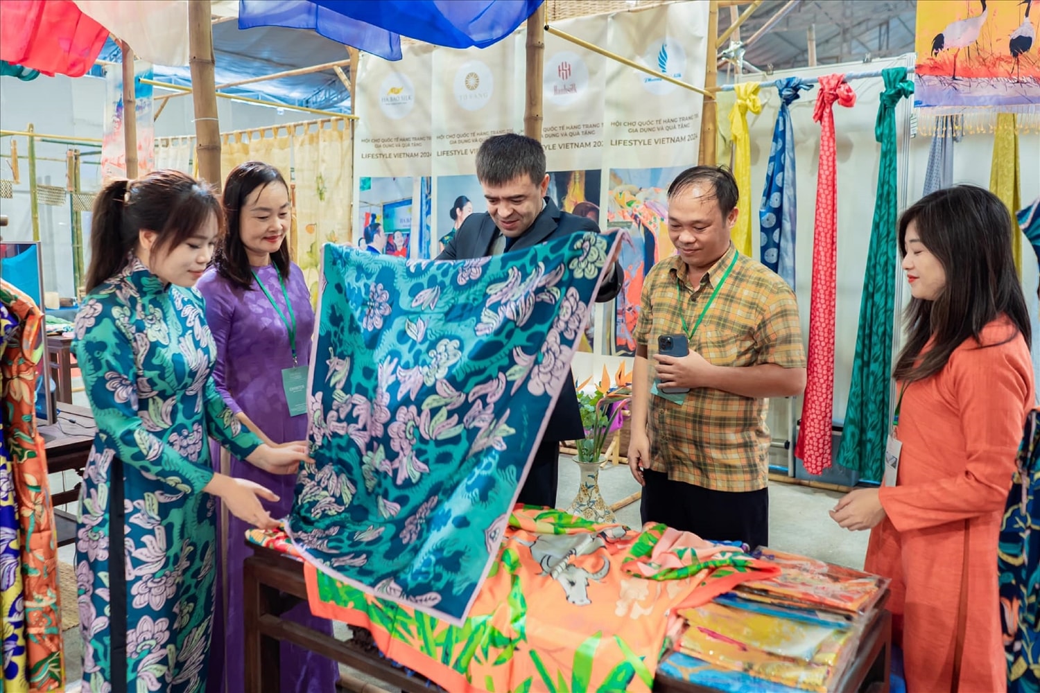 Lụa tơ tằm của Việt Nam có chất lượng rất cao, được khách hàng quốc tế rất ưa chuộng.