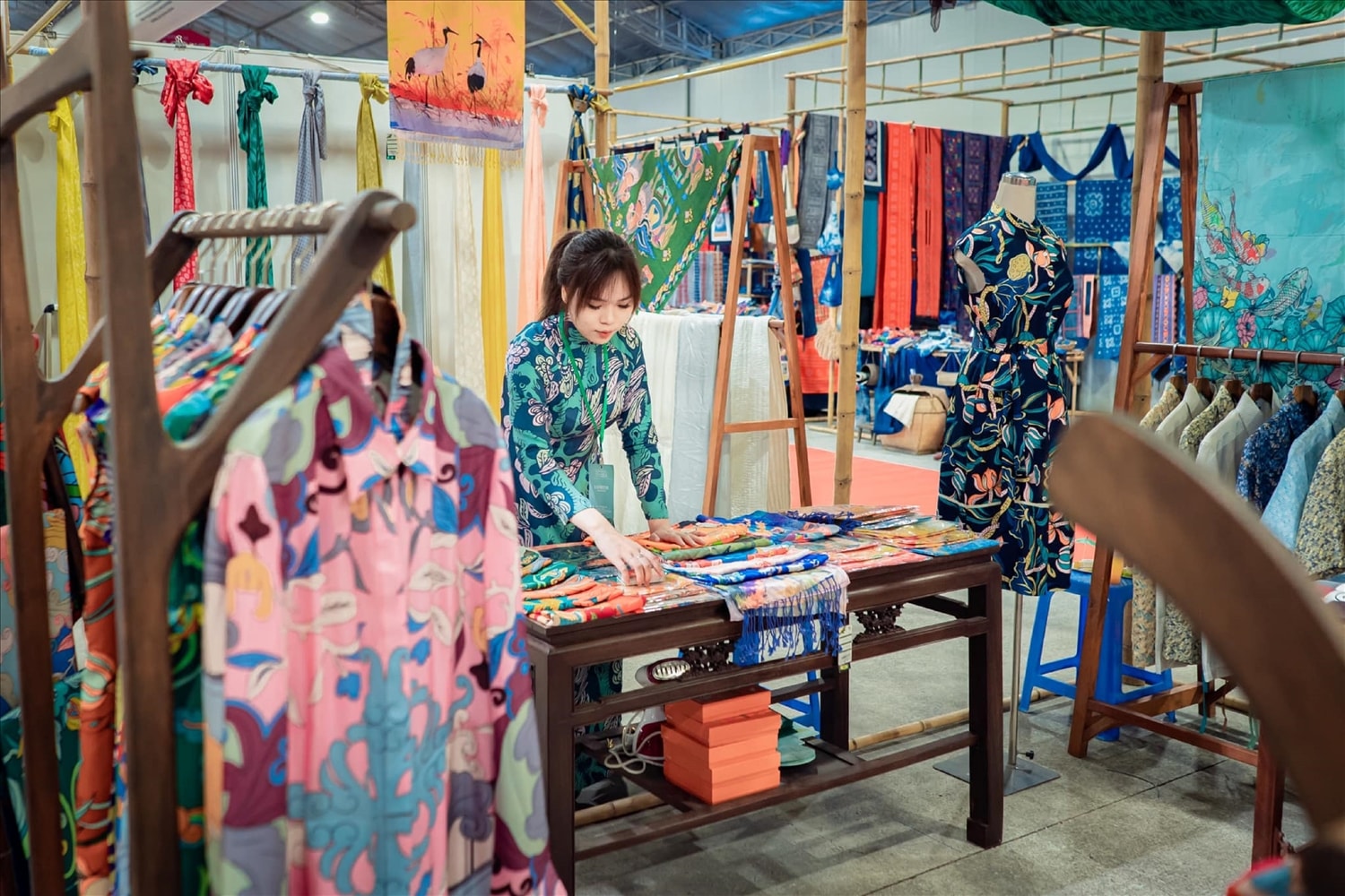 Mỗi thước lụa không chỉ là sản phẩm thủ công mà còn là câu chuyện của thời gian, sự khéo léo, bền bỉ và tình yêu với nghề.