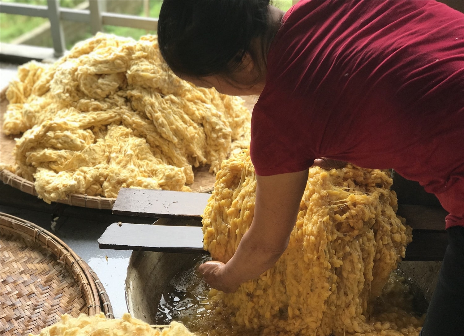 Công đoạn luộc tơ