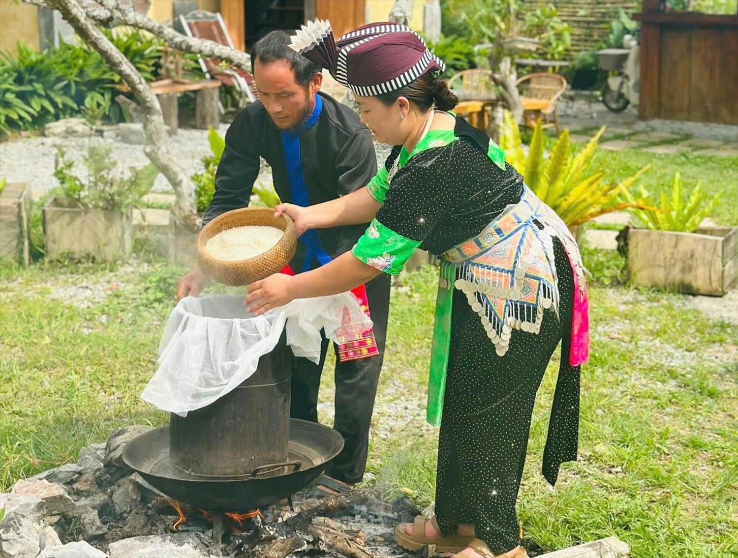Nếp được đổ vào chính truyền thống, đun trên bếp củi để đổ thành xôi (Ảnh: Minh Tú)