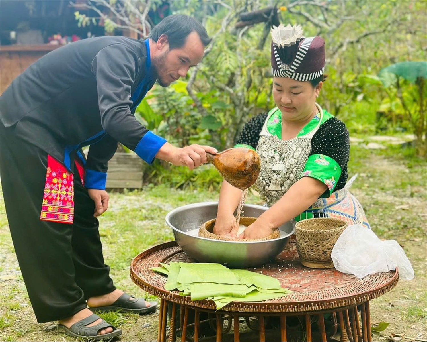 Các khâu làm bánh dày được đồng bào Mông ở Mường Lống thực hiện công phu (Ảnh: Phạm Tiến)