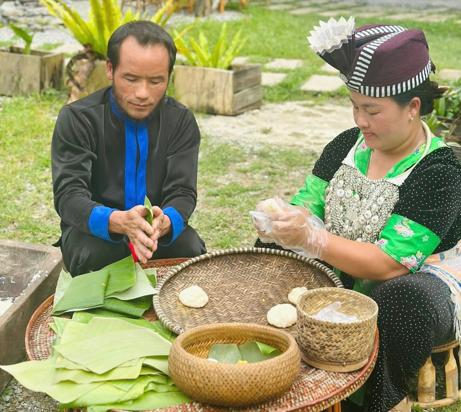 Công đoạn ép khuôn bánh cần phải khéo lẽo (Ảnh: Minh Tú)