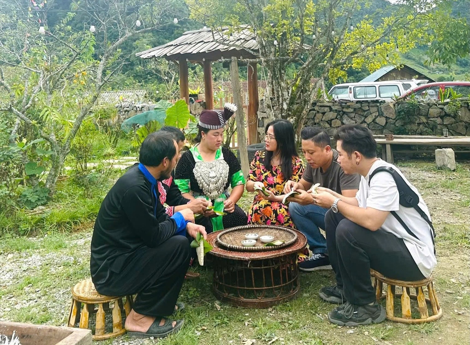 Sau khi trải nghiệm Tour làm bánh, du khách có thể thưởng thức bánh dày của đồng bào Mông ngay tại bếp lò (Ảnh: Minh Tú)