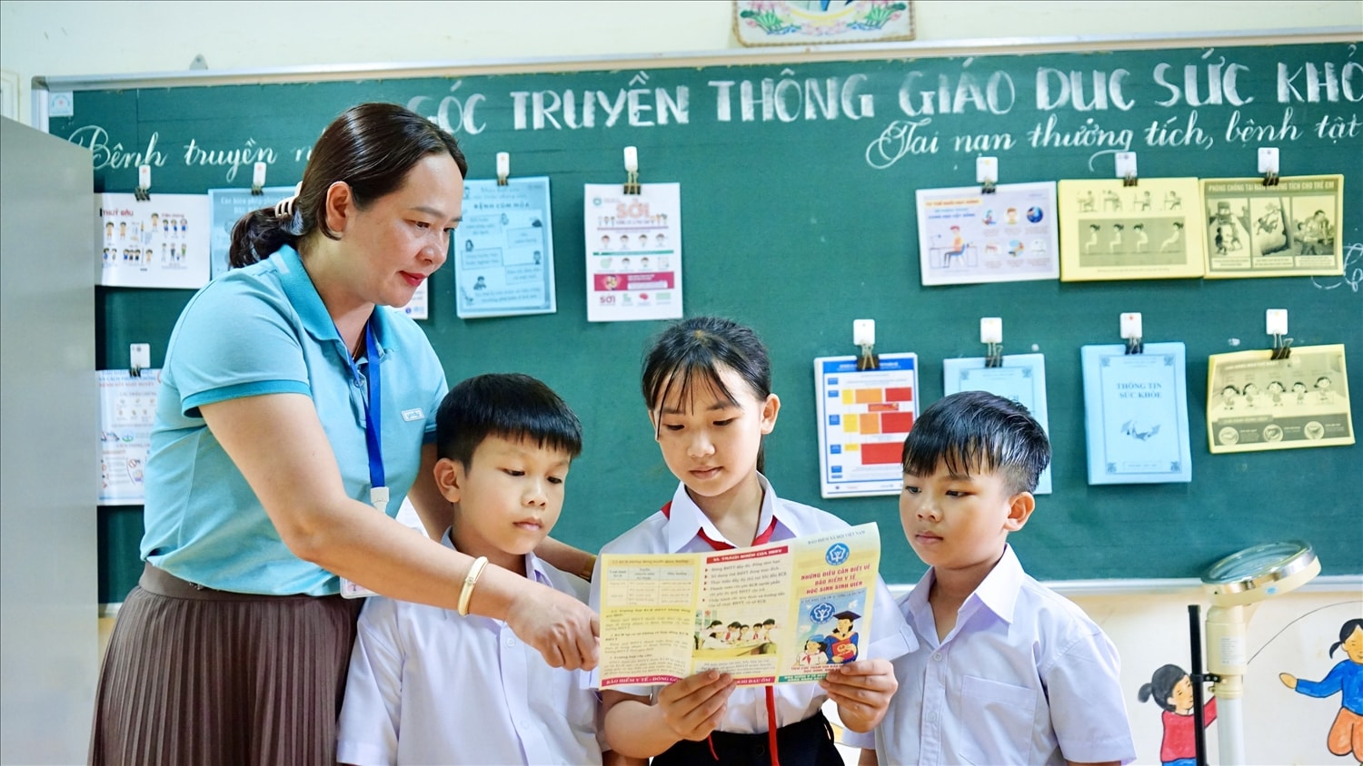 Giáo viên Trường tiểu học Ia Nhin (xã Ia Phí) tuyên truyền về chính sách BHYT cho học sinh