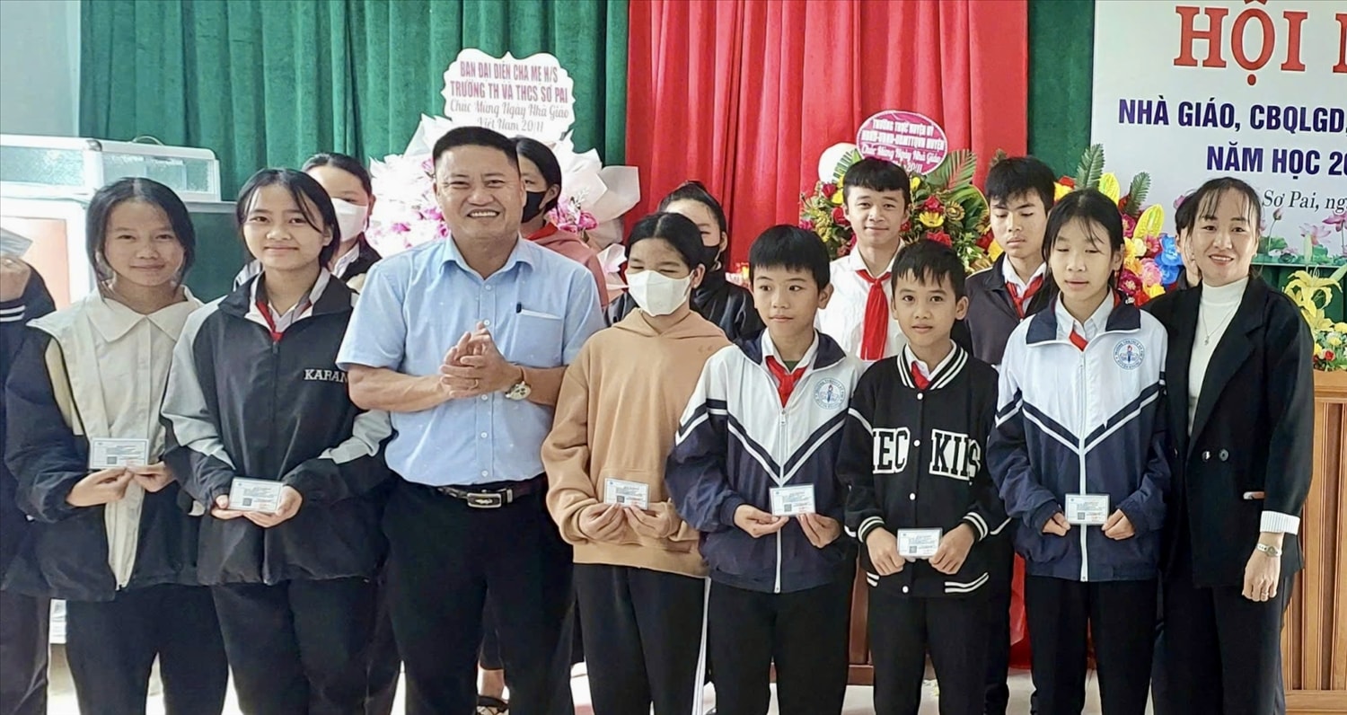 Bảo hiểm xã hội cơ sở Kbang (huyện Kbang cũ) tặng thẻ BHYT cho học sinh có hoàn cảnh khó khăn tại xã Sơ Pai