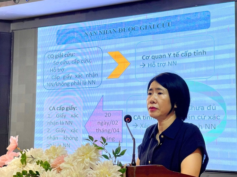  Tiến sĩ Lê Thị Vân Anh, Phó Vụ trưởng Vụ Pháp luật Hình sự - Hành chính (Bộ Tư pháp) truyền đạt các nội dung cơ bản của Luật Phòng, chống mua bán người