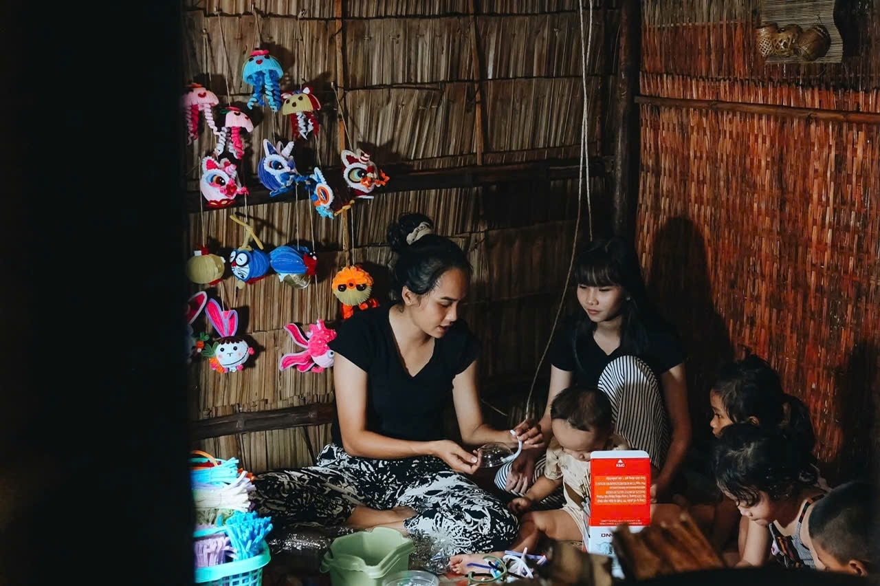 Mùa Trung thu năm nay, chị Nguyễn Thị Lệ Trinh (28 tuổi, ngụ P.Sóc Trăng, TP.Cần Thơ) đã dựng một căn nhà tranh mái lá ngay bên trong vườn nhà để tái hiện một mùa trăng xưa. Với các món đồ đặc trưng, thay vì mua sẵn, chị tìm dây kẽm nhung, giấy kiếng màu để cùng con tự tay làm những chiếc lồng đèn ngôi sao, cá chép, thỏ ngọc… đến những nhân vật hoạt hình.