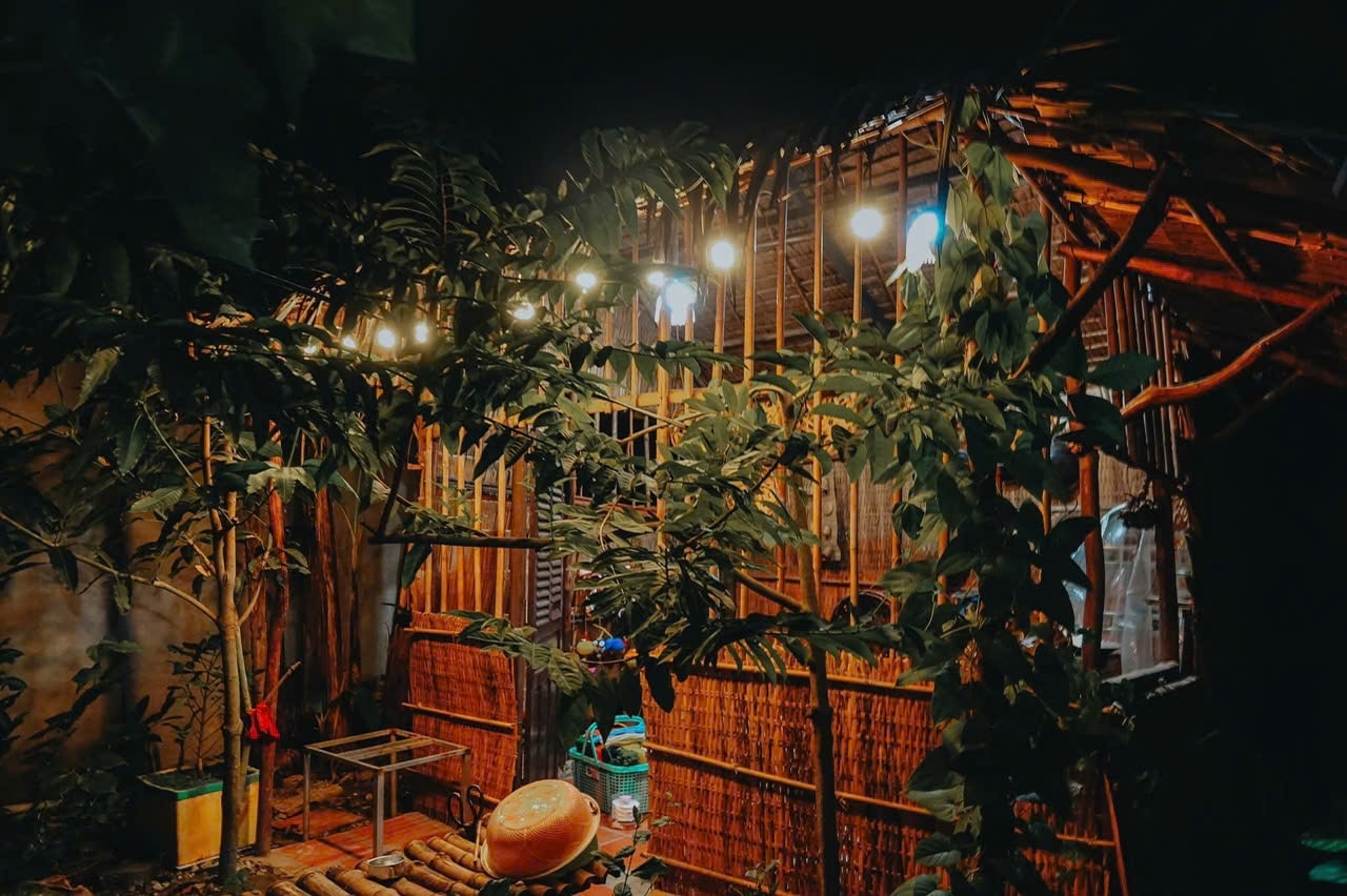 Không gian trung thu trong căn nhà tranh mái lá do chị Trinh dựng ngay sau vườn. Dưới ánh đèn lồng lung linh, những chiếc bánh, chùm trái cây, cùng mùi khói bếp thoang thoảng khiến không gian thêm phần ấm cúng.