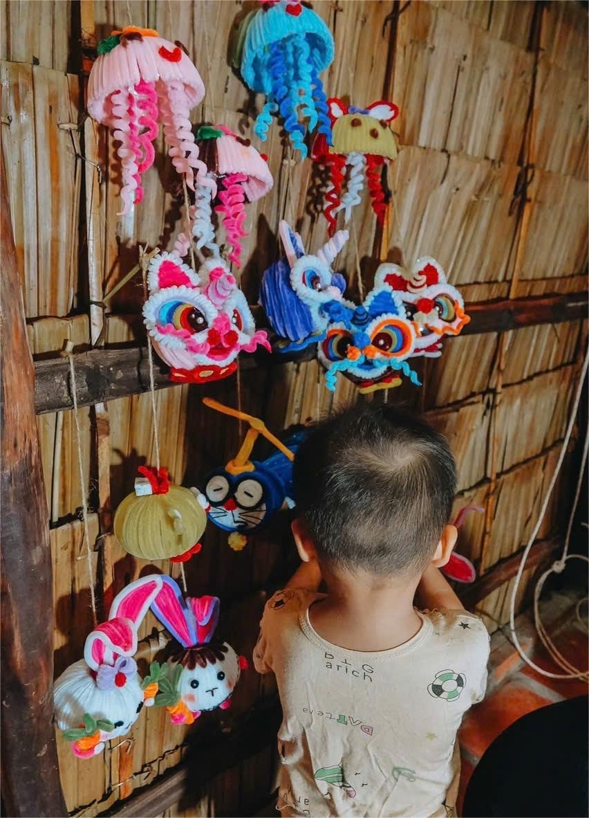 Trung thu miền Tây xưa không phồn hoa, nhưng đong đầy tiếng cười trẻ nhỏ và ấm áp tình làng nghĩa xóm. 'Trung thu ngày nay đủ đầy hơn, nhưng tôi muốn con hiểu rằng niềm vui của trẻ nhỏ không chỉ nằm ở quà bánh, mà còn là khoảnh khắc sum vầy bên gia đình. Tôi muốn các con có thể chạm được vào ký ức Trung thu xưa', chị Trinh chia sẻ.