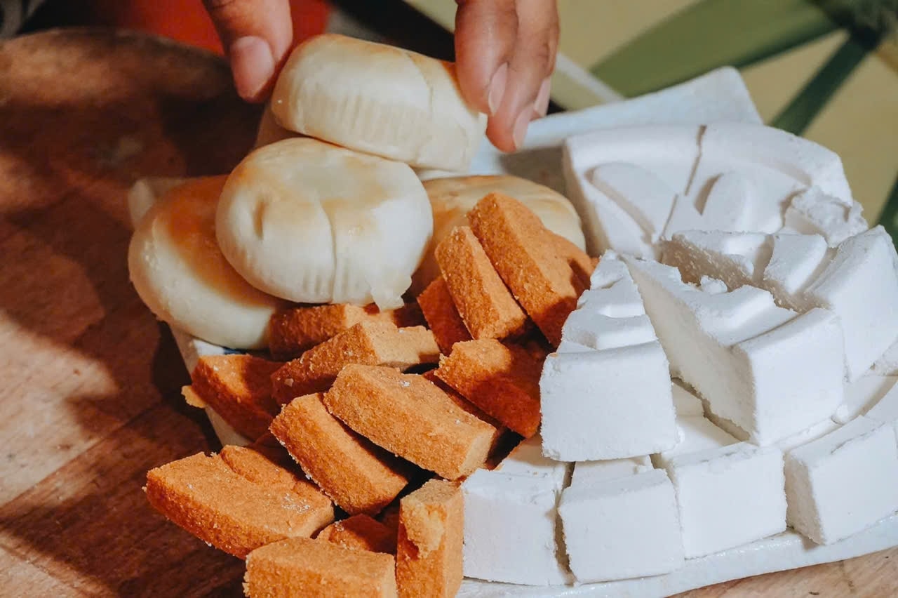 Bên cạnh đó, chị còn chuẩn bị mâm cỗ Trung thu theo phong vị Nam Bộ. Không chỉ có bánh trung thu hiện đại, chị Trinh mua thêm bánh pía, bánh in những món bánh truyền thống của miền Tây để con được nếm thử hương vị mộc mạc. Trái cây trong vườn như ổi, mận, chuối cũng được xếp thành mâm ngũ quả giản dị nhưng đầy màu sắc.