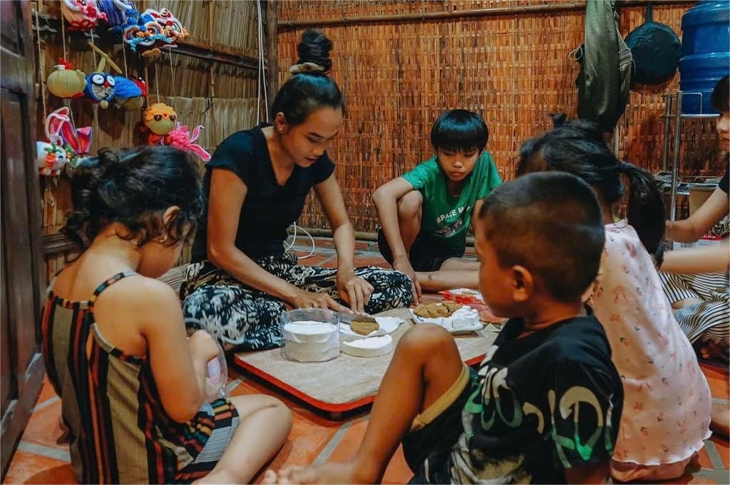 Nhớ lại về những mùa trăng đã qua, chị Trinh xúc động: ‘Ngày nhỏ, chúng tôi đâu có nhiều đồ chơi như bây giờ. Trung thu đến, lũ trẻ háo hức nhất là được cha mẹ làm cho cái đèn ông sao bằng tre, dán giấy kiếng đỏ, xanh, vàng. Có khi không có giấy, tụi tôi lấy vỏ lon sữa bò, đục lỗ rồi thắp nến bên trong, ánh sáng hắt ra lấp lánh, vui không tả nổi. Tôi muốn con mình hiểu rằng niềm vui ngày xưa đến từ những điều đơn sơ, nhưng lại ấm áp và đáng nhớ biết bao’.