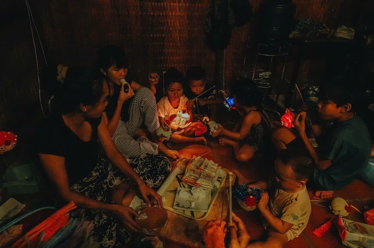 Dưới anh trăng tròn, lũ trẻ tung tăng rước đèn quanh vườn, tiếng trống tùng dinh rộn ràng xen lẫn tiếng cười giòn giã. Cả gia đình quây quần bên mâm cỗ, phá bánh, nhâm nhi vị ngọt bùi, kể chuyện về những mùa trăng xưa.