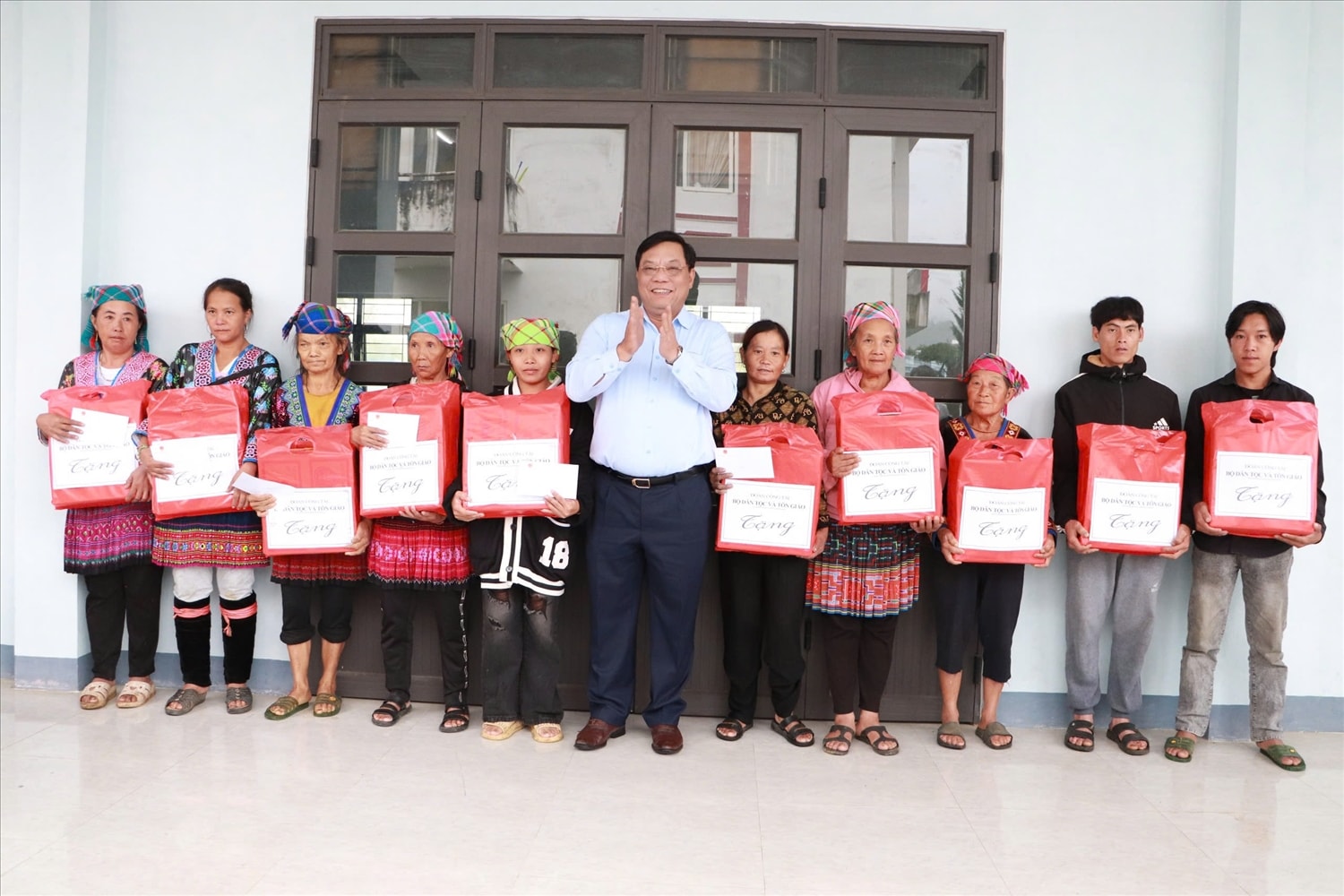 Thứ trưởng Bộ Dân tộc và Tôn giáo Nguyễn Hải Trung  tặng quà các hộ nghèo DTTS  phường Tân Phong.