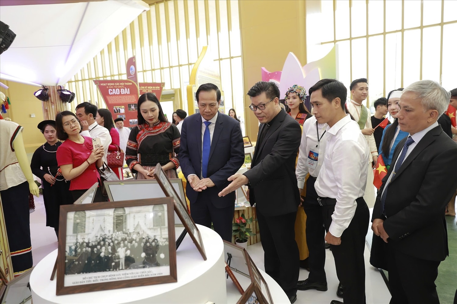 Khu công tác tôn giáo với chủ đề “Tín ngưỡng, tôn giáo đồng hành cùng phát triển” (90m²) mang sắc thái trang nghiêm, giới thiệu chủ trương, chính sách tôn giáo của Đảng, Nhà nước và những đóng góp to lớn của 16 tôn giáo được công nhận