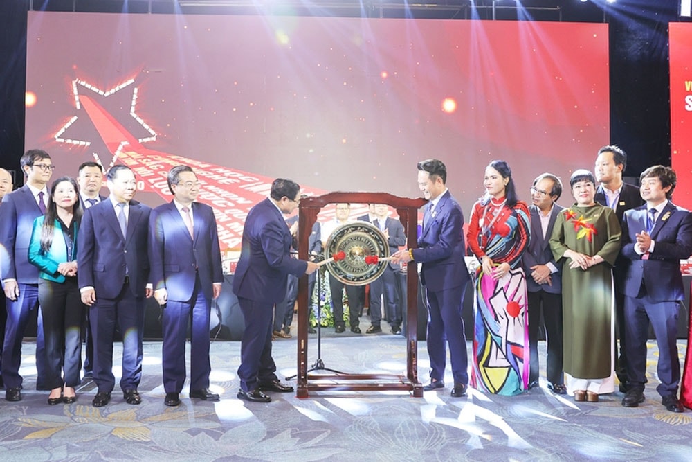 Thủ tướng và Chủ tịch VPFS 2025 cùng các doanh nhân thực hiện nghi thức đánh cồng, chính thức khởi động một giai đoạn phát triển mới của khu vực kinh tế tư nhân Việt Nam - Ảnh: VGP/Nhật Bắc