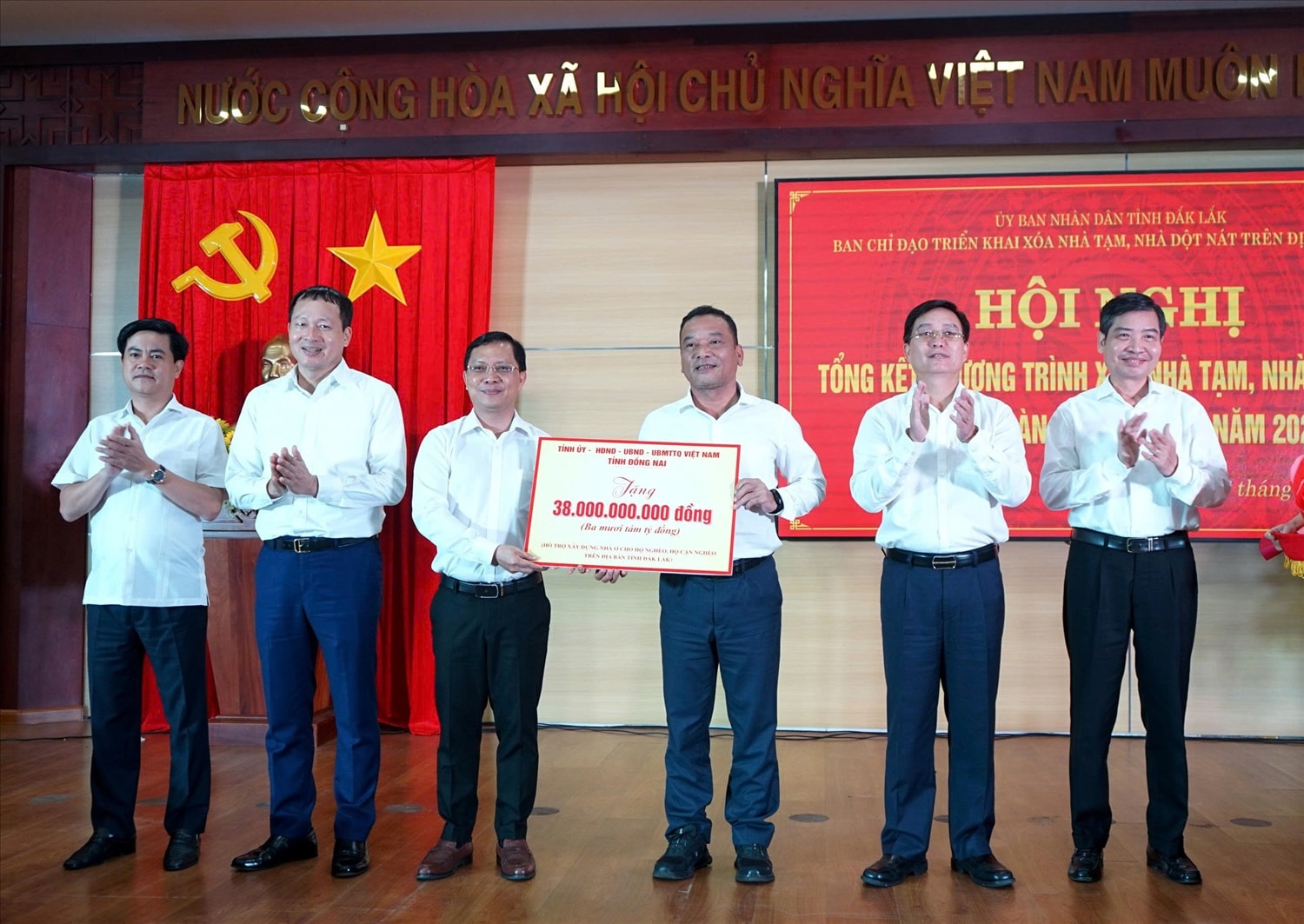 Tỉnh ủy, HĐND, UBND, Ủy ban MTQG Việt Nam tỉnh Đồng Nai tặng 38 tỷ đồng ủng hộ Chương trình xóa nhà tạm, nhà dột nát tỉnh Đắk Lắk (Ảnh: Lê Hường) Tỉnh ủy, HĐND, UBND, Ủy ban MTQG Việt Nam tỉnh Đồng Nai tặng 38 tỷ đồng ủng hộ Chương trình xóa nhà tạm, nhà dột nát tỉnh Đắk Lắk (Ảnh: Lê Hường)