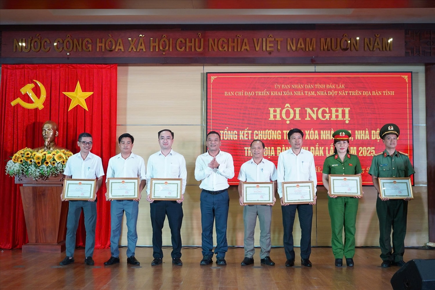 Các tập thể, cá nhân được tặng bằng khen của Chủ tịch UBND tỉnh (Ảnh: Lê Hường) Các tập thể, cá nhân được tặng bằng khen của Chủ tịch UBND tỉnh (Ảnh: Lê Hường)