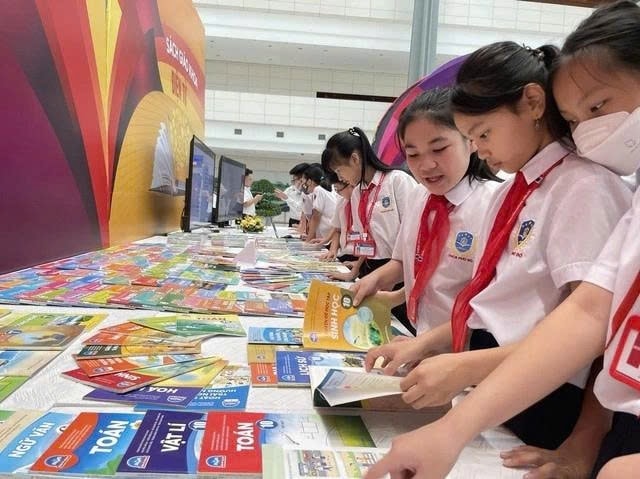 Chương trình giáo dục của các môn học Lịch sử và Địa lí cấp Tiểu học và Trung học cơ sở; Địa lí lớp 12; Lịch sử lớp 10 và Giáo dục công dân lớp 10 (Giáo dục kinh tế và pháp luật) cần phải chỉnh sửa