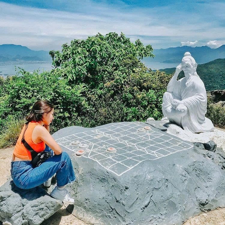 Chinh phục đỉnh Bàn Cờ là hoạt động không thể thiếu khi đến bán đảo Sơn Trà. Ảnh: ITN