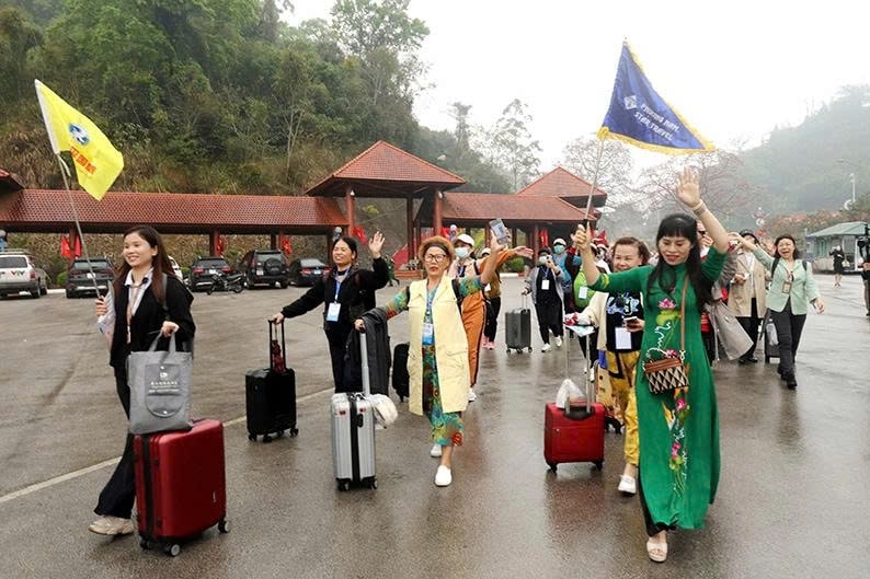 Đoàn khách du lịch Trung Quốc đến Việt Nam. Ảnh: ITN Đoàn khách du lịch Trung Quốc đến Việt Nam. Ảnh: ITN