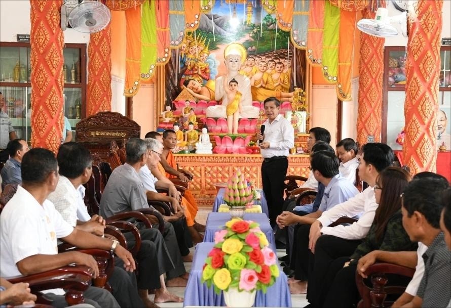 Ông Đồng Văn Thanh, Chủ tịch HĐND thành phố Cần Thơ đã đến thăm và chúc mừng lễ Sene Dolta của đồng bào Khmer tại chùa Tứk Pray, xã Long Phú