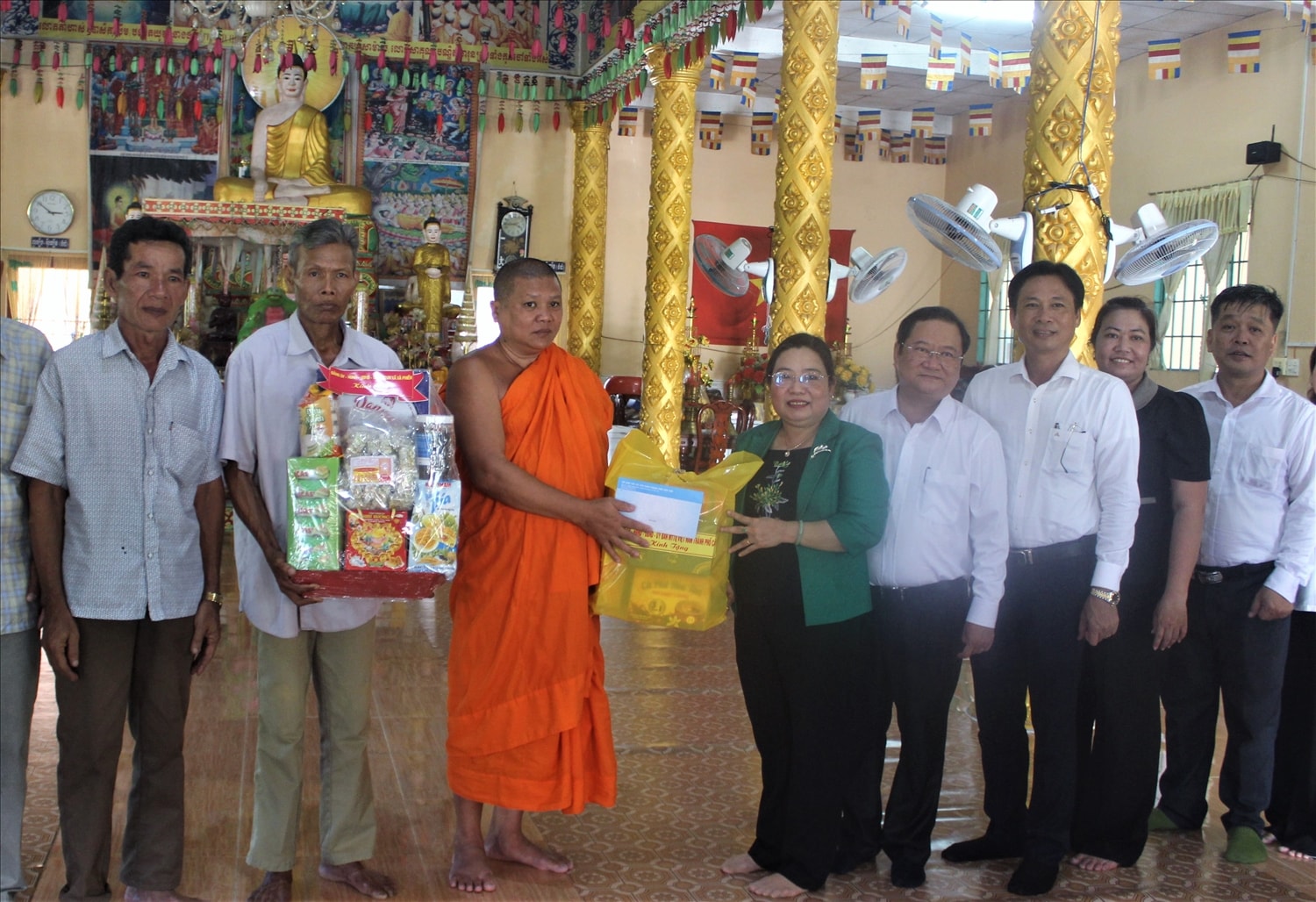Bà Hồ Thị Cẩm Đào, Phó Bí thư Thành ủy, Chủ tịch Uỷ ban MTTQ Việt Nam thành phố Cần Thơ thăm, tặng quà tại chùa Bôrây Sêrâychum
