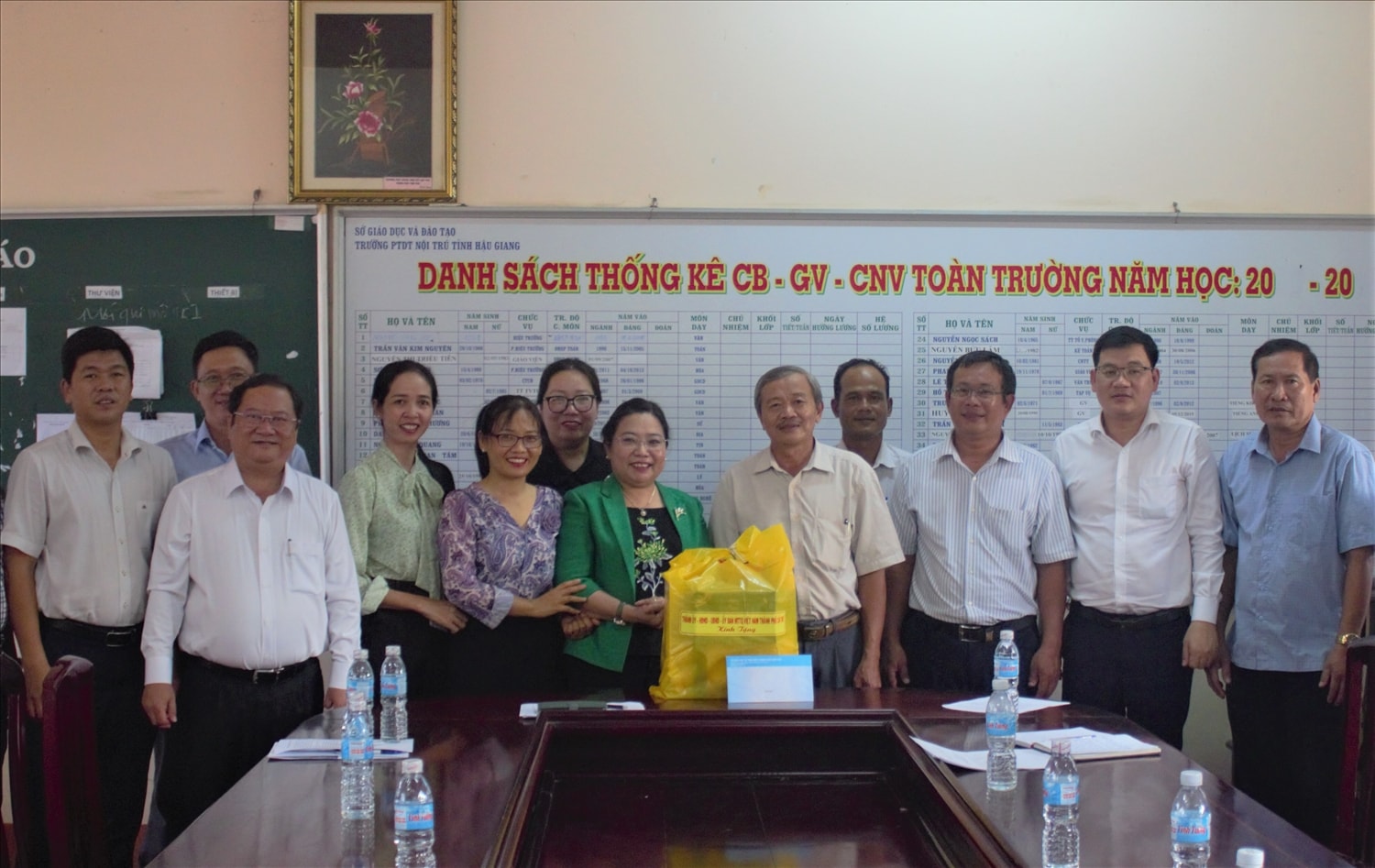 Bà Hồ Thị Cẩm Đào, Phó Bí thư Thành ủy, Chủ tịch Uỷ ban MTTQ Việt Nam thành phố Cần Thơ thăm, tặng quà tại Trường THPT Dân tộc nội trú Hậu Giang