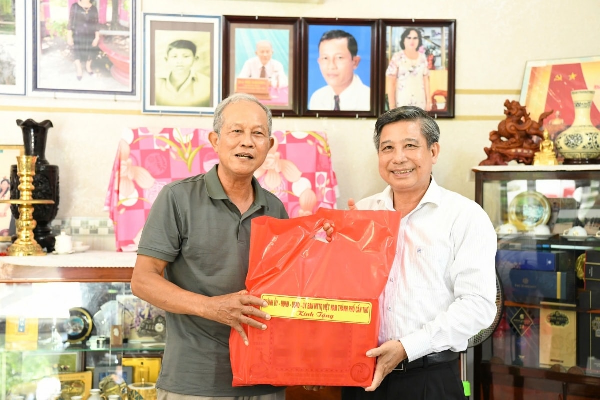 Ông Đồng Văn Thanh đến thăm, tặng quà ông Mai Khương – nguyên Ủy viên Ban Thường vụ Tỉnh ủy, nguyên Chủ tịch HĐND tỉnh Sóc Trăng (cũ)