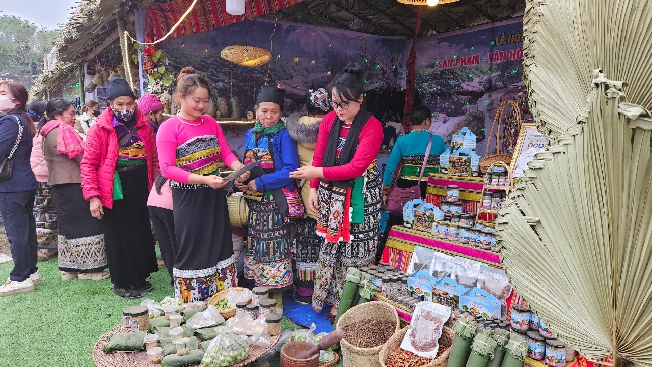 Chợ ở miền núi Thanh Hóa không chỉ là mua bán mà còn là nơi đồng bào các dân tộc giao lưu, chia sẻ(ảnh Quỳnh Trâm)