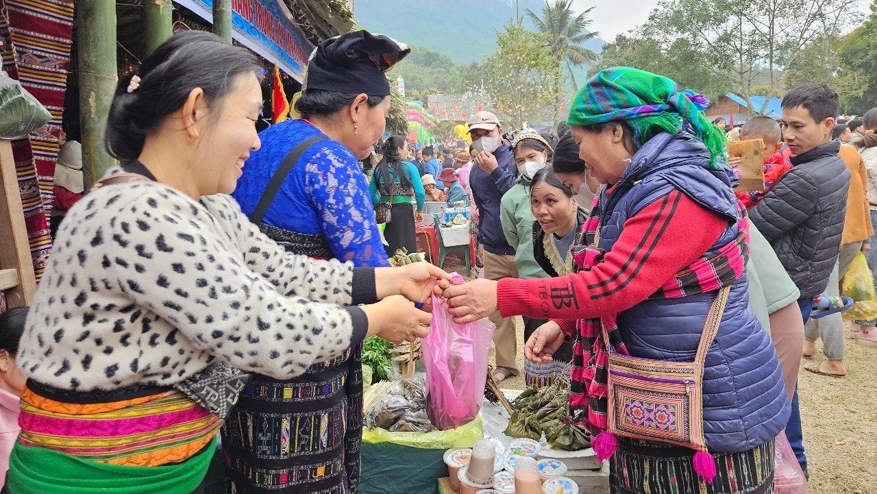 Chợ là nơi hội tụ, lan tỏa nhiều nét đẹp văn hóa truyền thống của đồng bào các DTTS (ảnh Quỳnh Trâm )