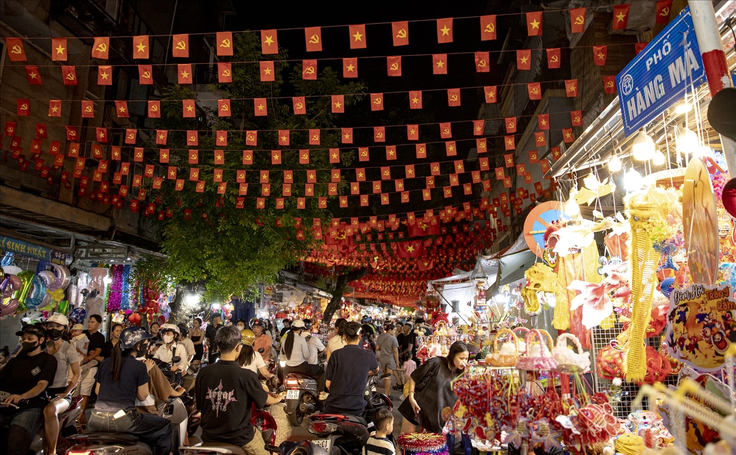 Dù còn gần 1 tháng nữa mới đến Tết Trung Thu, nhưng phố Hàng Mã đã khoác lên mình 'tấm áo mới' rực rỡ, lung linh. (Ảnh: Tuấn Ninh)