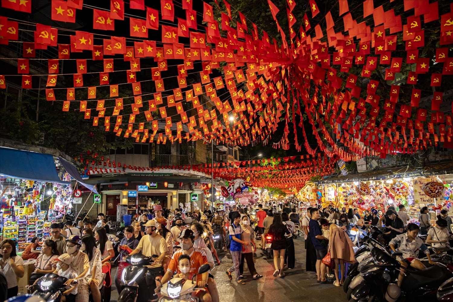 Những gian hàng san sát nhau, tràn ngập sắc màu và đủ loại đồ chơi truyền thống (Ảnh Tuấn Ninh)