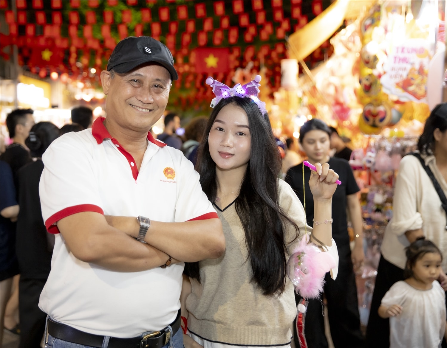 Với ký ức tuổi thơ gắn liền với phố Hàng Mã, ông Nguyễn Song Hùng (phường Kim Liên, Hà Nội) đã cùng con gái đến đây từ sớm để ghi lại những khoảnh khắc đẹp. Đối với ông, Trung Thu không chỉ là lễ hội mà còn là “hồn cốt của dân tộc, cần phải được duy trì, gìn giữ và lan tỏa cho các thế hệ con cháu”.