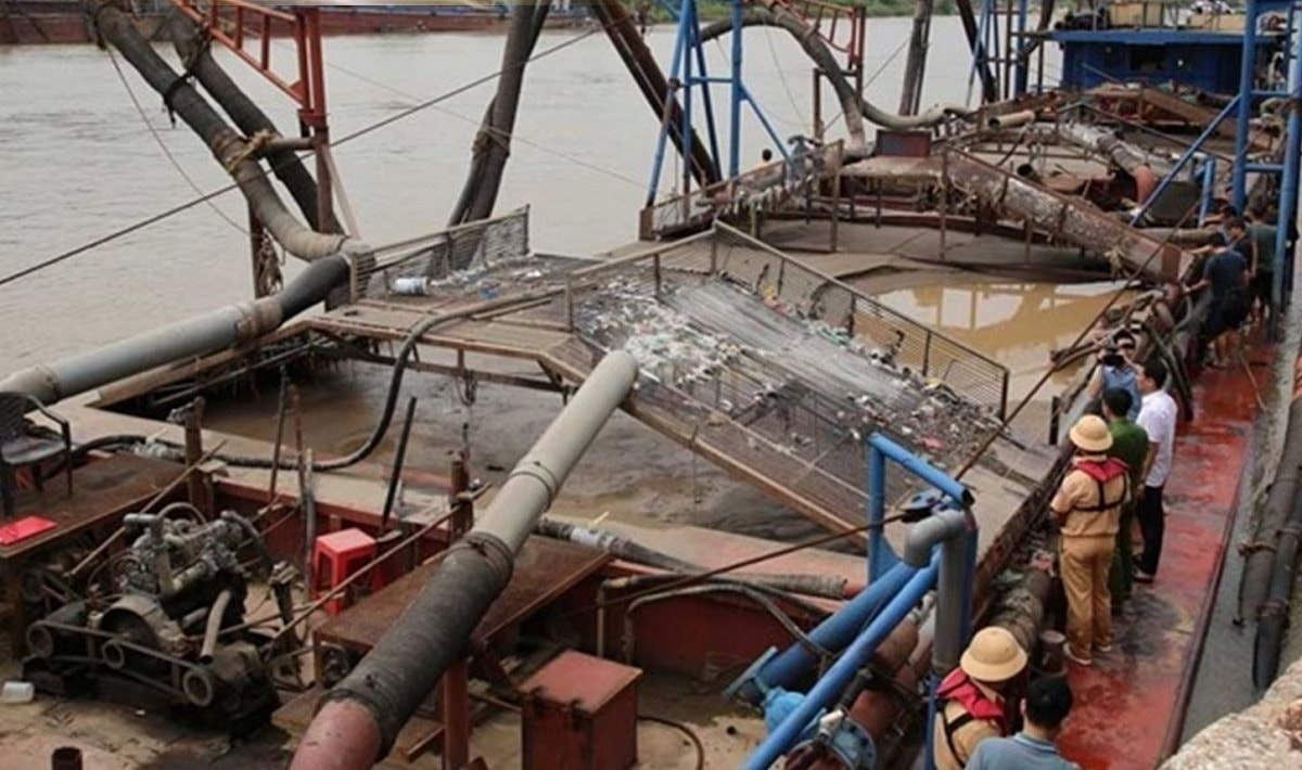Tàu khai thác cát của Trần Đình Thắng bị lực lượng Công an phát hiện, bắt quả tang. (Ảnh: Công an Ninh Bình)