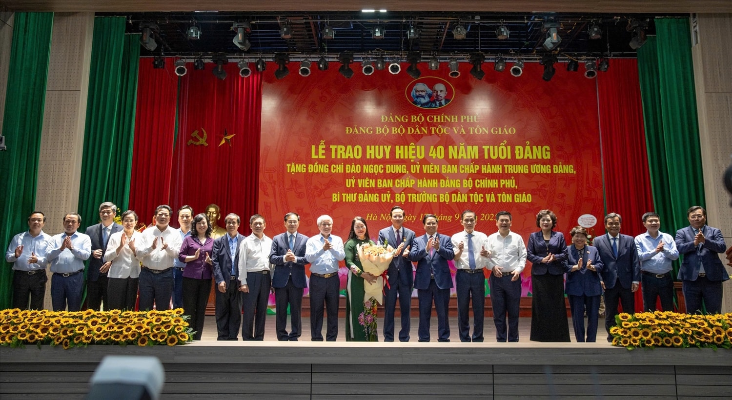 Thủ tướng Phạm Minh Chính và các đồng chí lãnh đạo Đảng, Nhà nước; lãnh đạo bộ, ngành tặng hoa chúc mừng bộ trưởng Đào Ngọc Dung