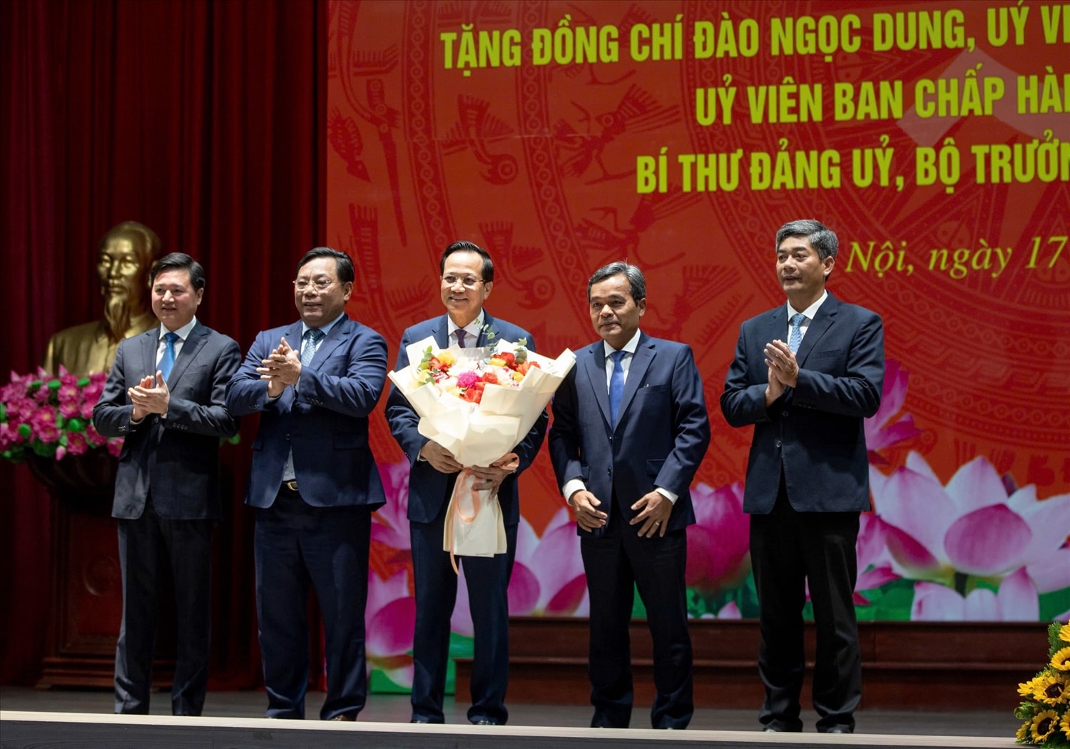 Thủ tướng Phạm Minh Chính:  Huy hiệu 40 năm tuổi Đảng là phần thưởng cao quý, ghi nhận công lao đóng góp to lớn của Bộ trưởng Đào Ngọc Dung 5