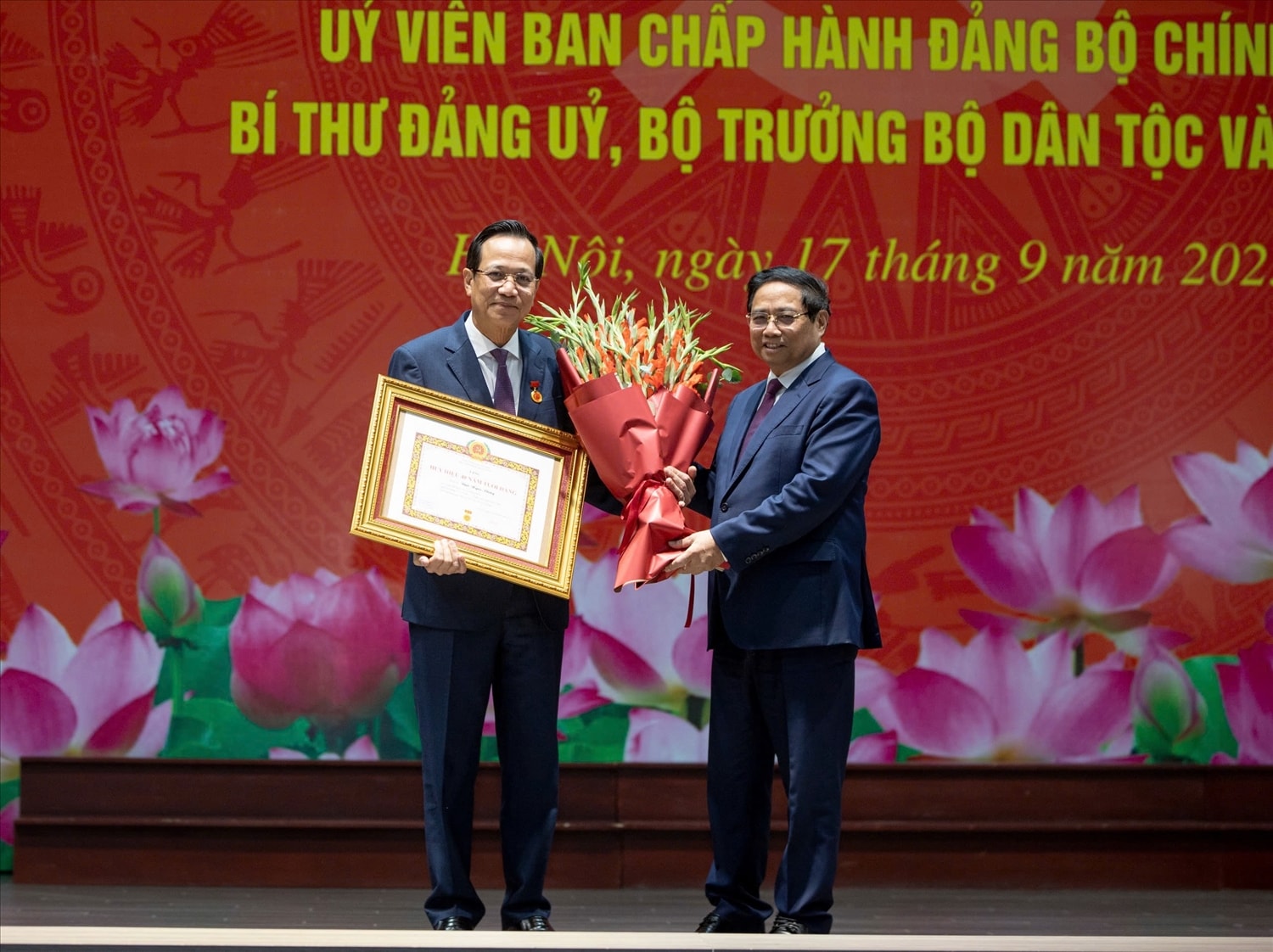 Thủ tướng Phạm Minh Chính trao tặng  Huy hiệu 40 năm tuổi Đảng và tặng hoa chúc mừng Bộ trưởng Đào Ngọc Dung