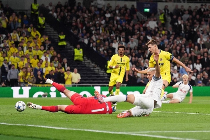 Pha phản lưới định đoạt kết quả trận đấu giữa Tottenham và Villarreal tại UEFA Champions League 2025-2026 (Ảnh IT)