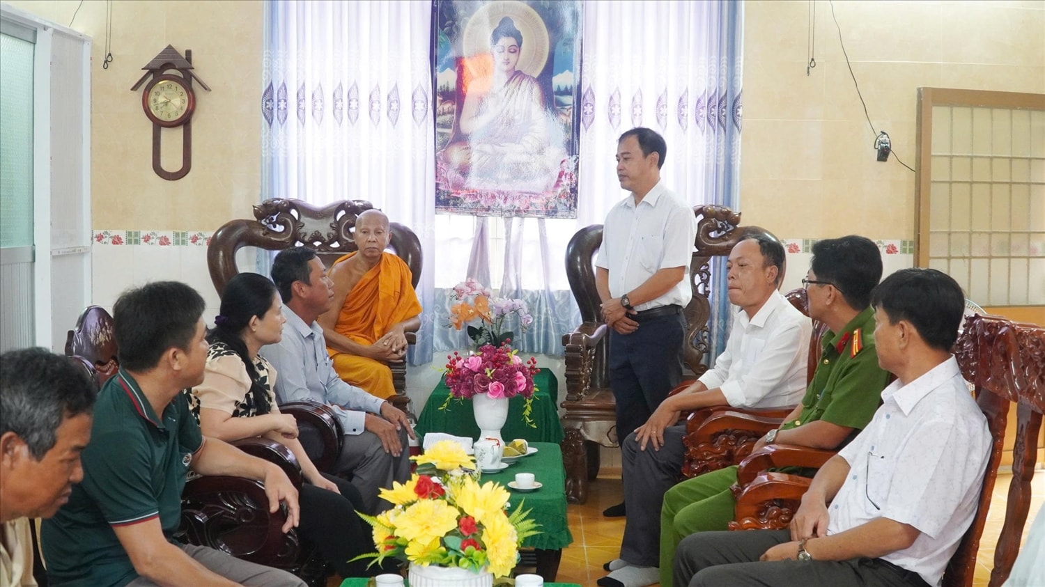 Đoàn công tác đến thăm và tặng quà các chùa Phật giáo Nam tông Khmer, chức sắc tiêu biểu trên địa bàn xã Kiên Lương.