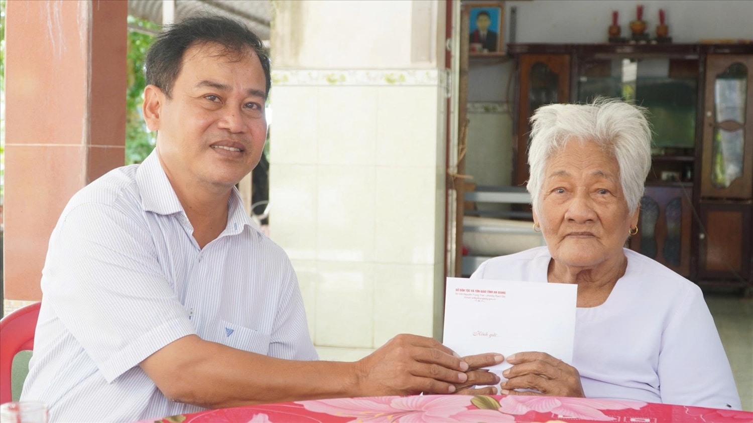 Đoàn đến thăm, tặng quà Mẹ Việt Nam Anh hùng Thị Hol, xã Giang Thành.