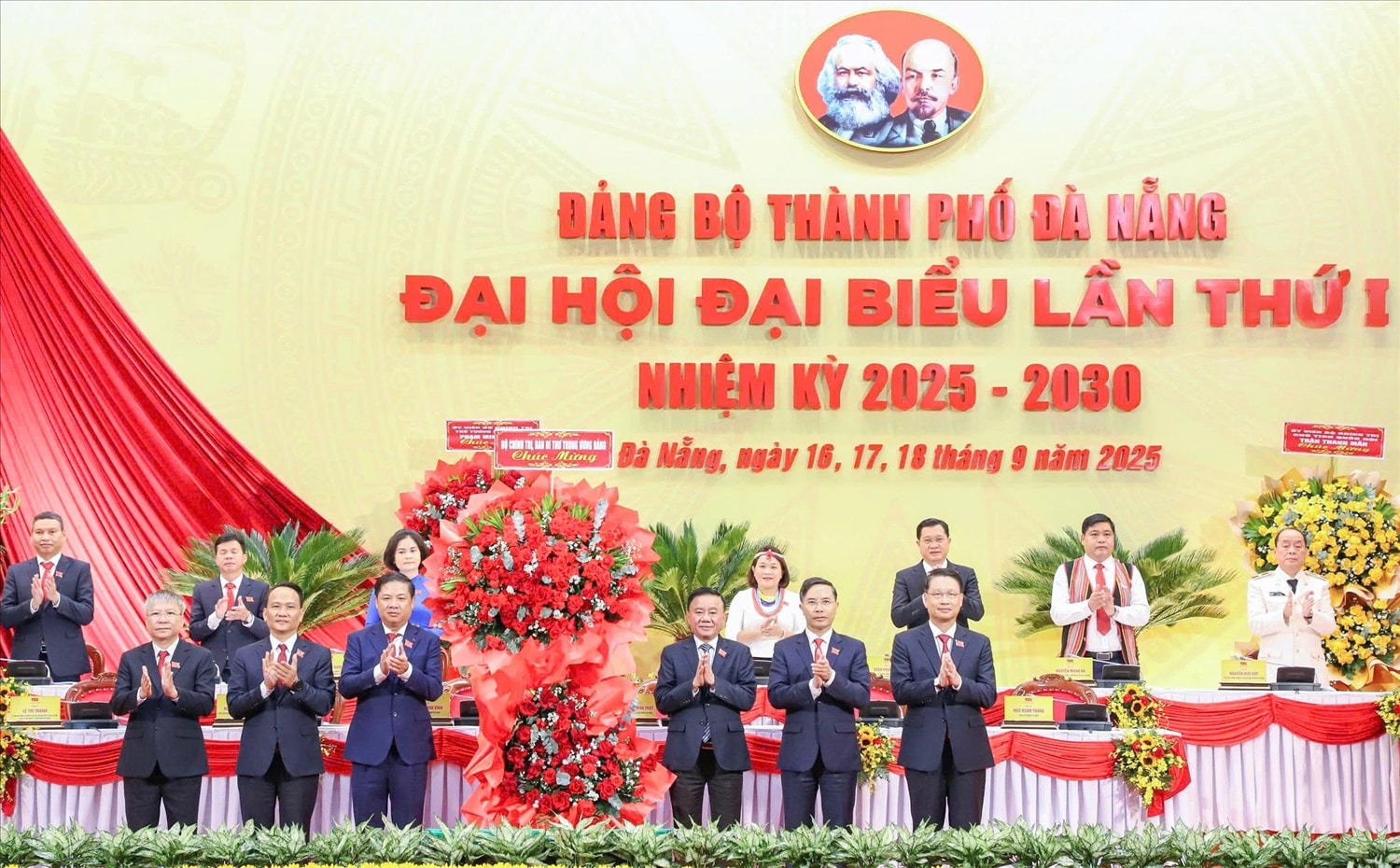 Thường trực Ban Bí thư Trần Cẩm Tú tặng hoa chúc mừng Đại hội. (Ảnh Bin Hoàng).