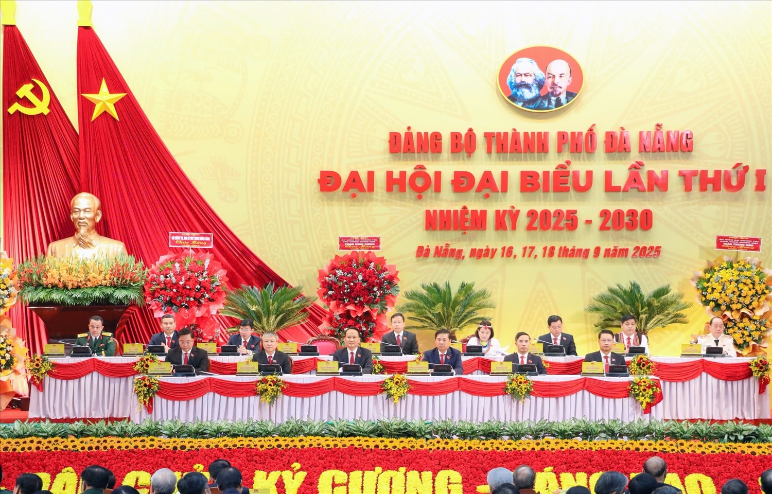 Đoàn Chủ tịch Đại hội gồm 15 người.