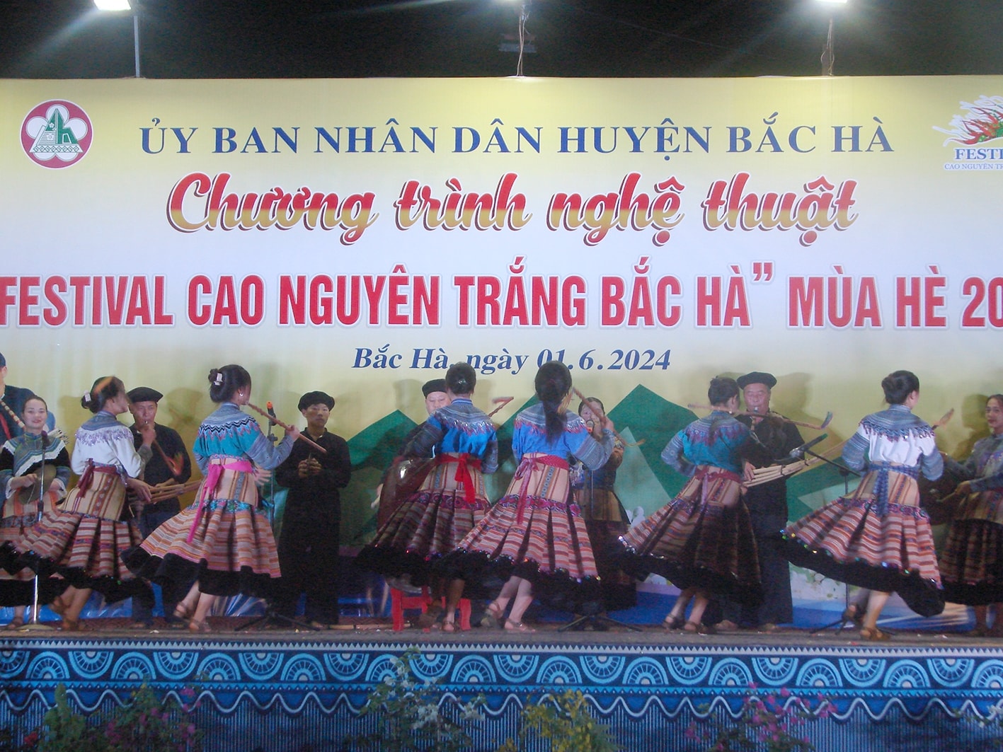 Sênh tiền là điệu múa chính trong Lễ hội Gầu tào, các hoạt động văn hóa - văn nghệ, hội, hè… của người Mông và phục vụ khách du lịch.