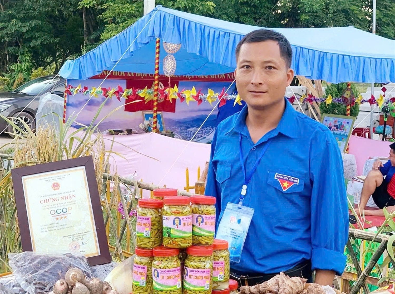 Ớt chào mào được chứng nhận sản phẩm OCOP 3 sao tỉnh Quảng Ninh từ năm 2023 và được giới thiệu tại nhiều sự kiện thương mại của tỉnh (Trong ảnh: Anh Lỷ Văn Quạn bên sản phẩm ớt chào do anh sản xuất) Ớt chào mào được chứng nhận sản phẩm OCOP 3 sao tỉnh Quảng Ninh từ năm 2023 và được giới thiệu tại nhiều sự kiện thương mại của tỉnh (Trong ảnh: Anh Lỷ Văn Quạn bên sản phẩm ớt chào do anh sản xuất)