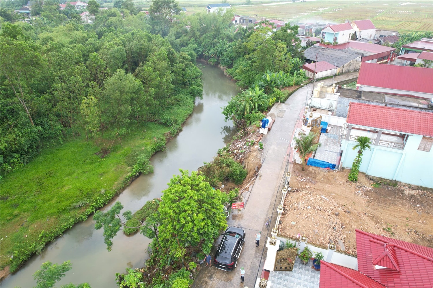 Trước tình trạng nguy hiểm, UBND tỉnh Thanh Hóa đã ban hành quyết định công bố tình huống khẩn cấp về sạt lở bờ tả suối Khe Chậm.(ảnh Q. Trâm)
