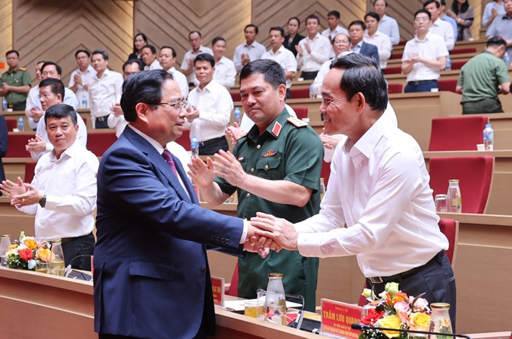 Thủ tướng Phạm Minh Chính trò chuyện với Bí thư Trung ương Đảng, Bí thư Thành ủy TPHCM Trần Lưu Quang và các đại biểu dự hội nghị - Ảnh: VGP/Nhật Bắc