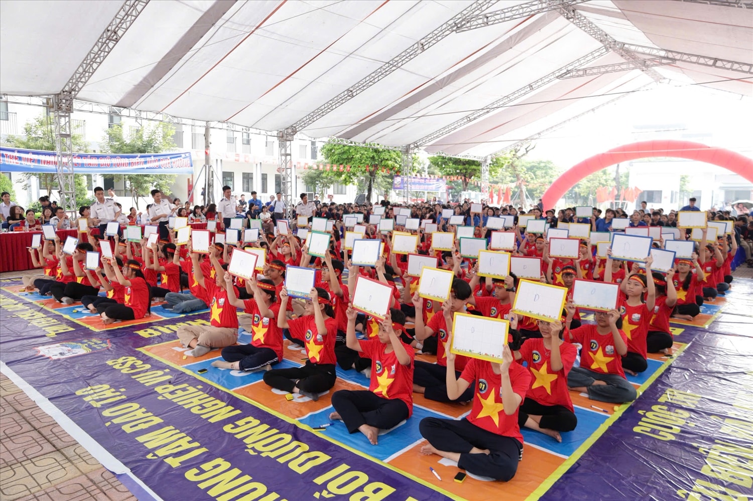 Các học sinh tham gia cuộc thi. (Ảnh: Văn Minh)