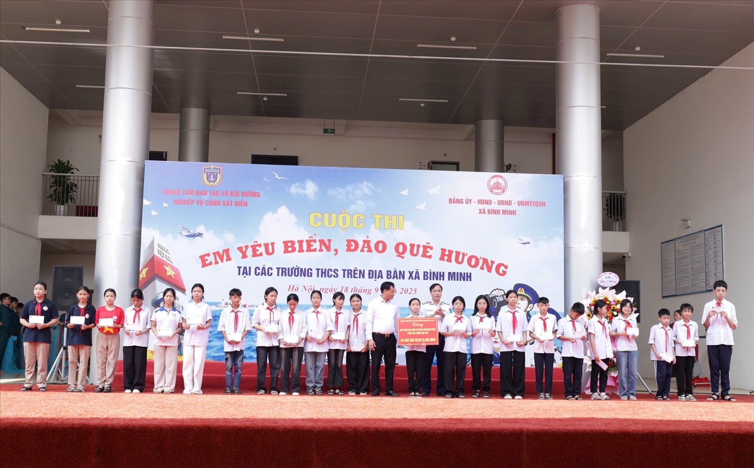 Đại tá Nguyễn Văn Tuân - Chính ủy Trung tâm Đào tạo và Bồi dưỡng Nghiệp vụ Cảnh sát biển, trao quà cho 25 phần quà cho học sinh có hoàn cảnh khó khăn. (Ảnh: Văn Minh)